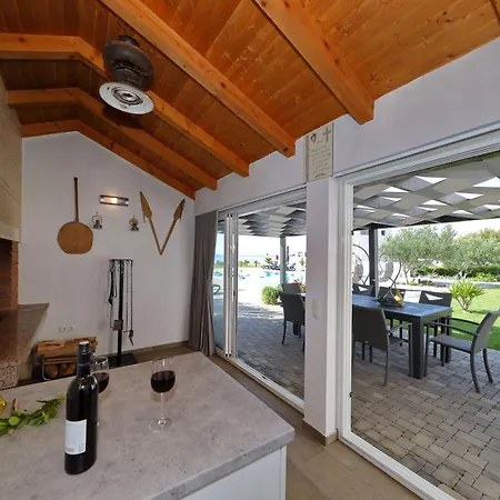 Suva Punta, No 4 Vir